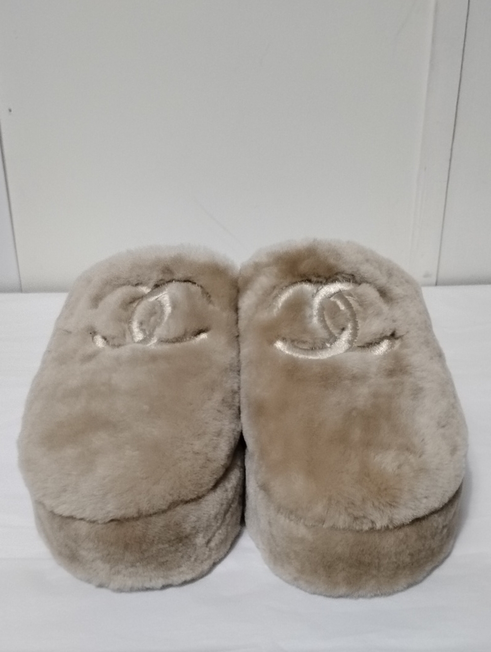 The Unbranded Beige Plush Interlocking-C Platform  Mule Slip-On Slippers 38